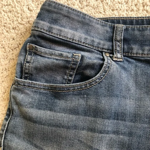 Platinum jean shorts, perfectly faded, can be worn with raw edge or rolled up - Picture 5 of 12
